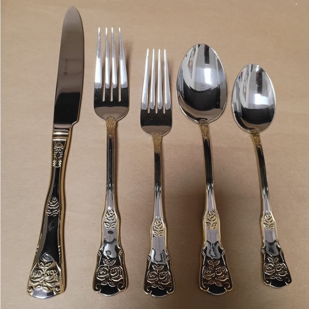 ROYAL ALBERT OLD COUNTRY ROSES 20-PIECE FLATWARE SET, NEW